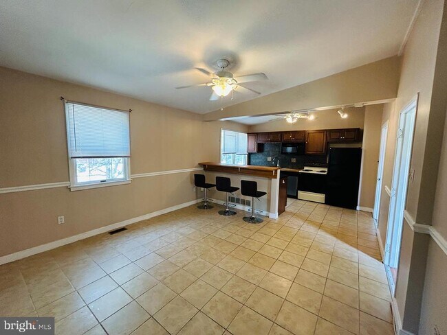 Building Photo - 521 Leverington Ave