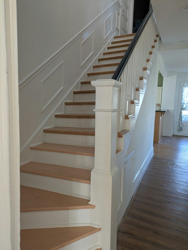 Building Photo - 705 E State St