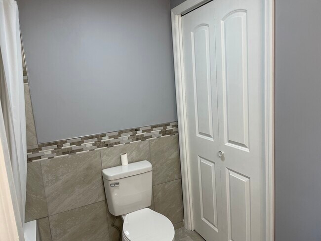 Building Photo - 704 Locust St