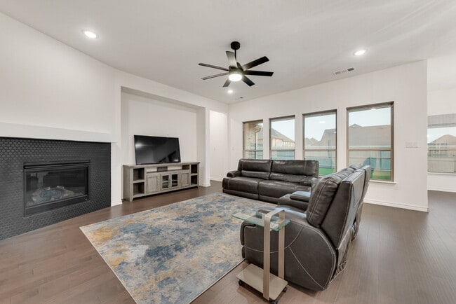 Building Photo - "Spacious 4-Bedroom Retreat with 2.5 Baths...