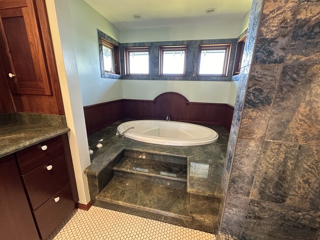 Master Bath - Jacuzzi Tub - 5007 Raymond Pl