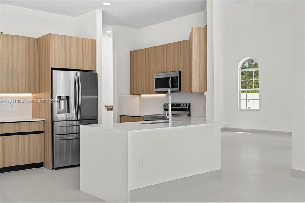 Building Photo - 3040 SW 44th Ct