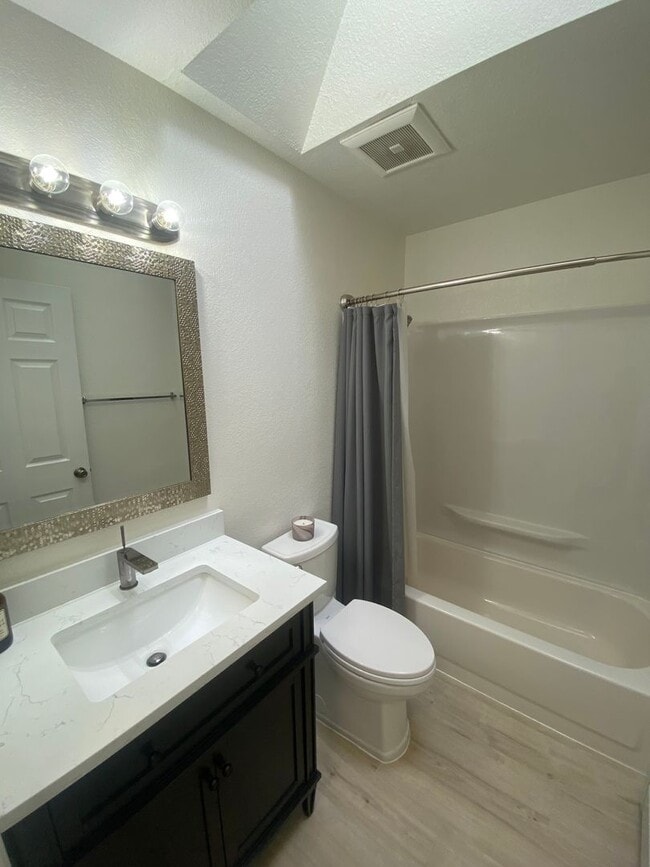 Building Photo - Well maintained 2 bed, 1.5 Bath Townhouse in West Anchorage!