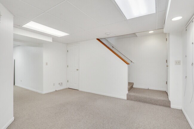 Building Photo - 1000 Cumberland Ln