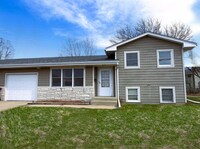 Building Photo - 3 Bedroom 2 Bath Duplex