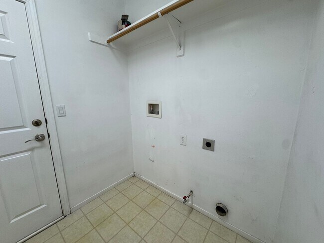 Building Photo - NW Bakersfield home!