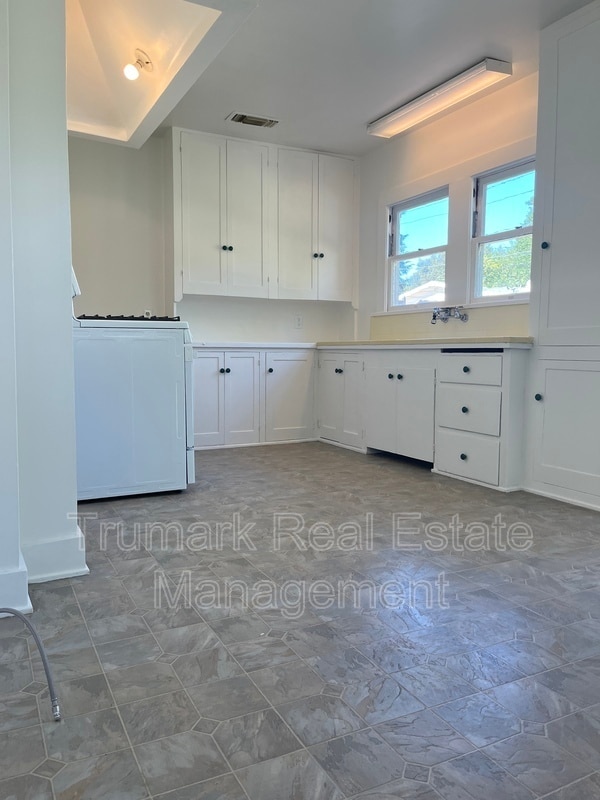 Building Photo - 1887 Monte Vista St