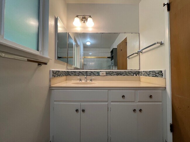 Building Photo - Clean, Private 2BD/1BA Duplex with Garage ...