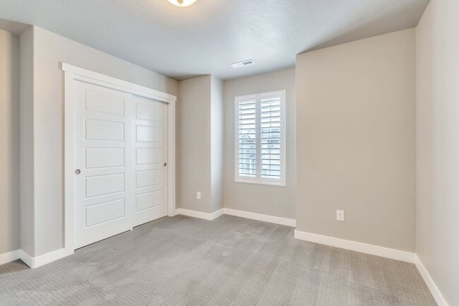 Building Photo - Stunning 5 Bedroom Herriman Home with Mode...