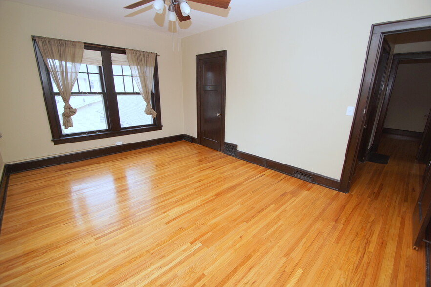 Building Photo - 2523 1/2 LeClaire St