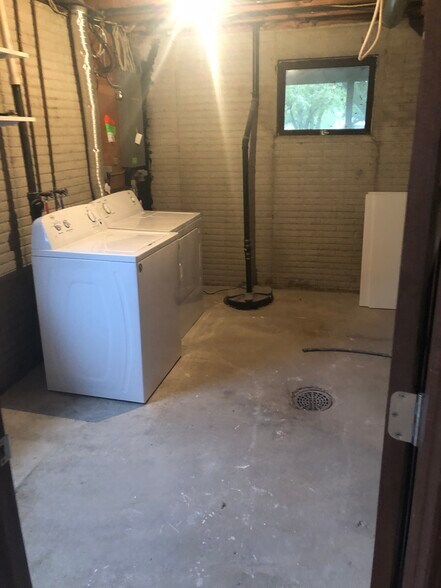 Building Photo - 1003 Olive St