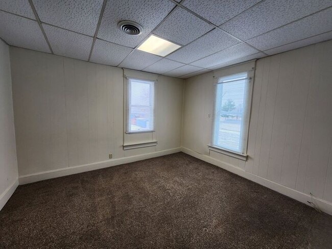 Building Photo - 2 Bedroom Upper Apartment