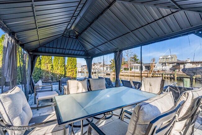 Building Photo - 320 Silver Lagoon Dr