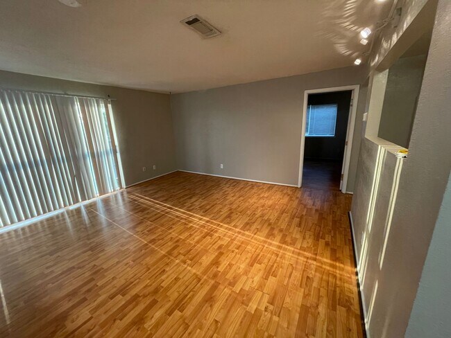 Building Photo - APRIL MOVE IN Spacious 2 Bedroom 2 Bathroom Apartment on Bus Route!