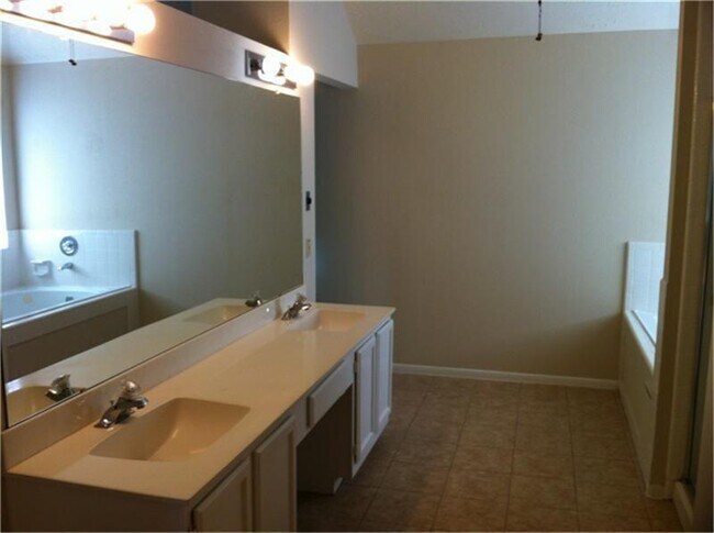 Building Photo - 14203 Poneal Ct