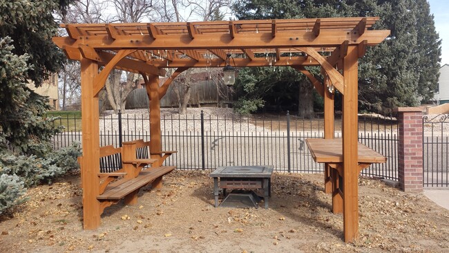 Pergola & fire pit - 901 Country Club Ave