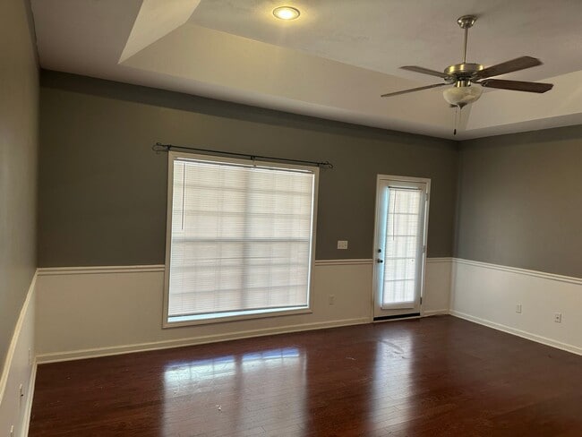 Building Photo - Wakefield Subdivision!  End Unit.