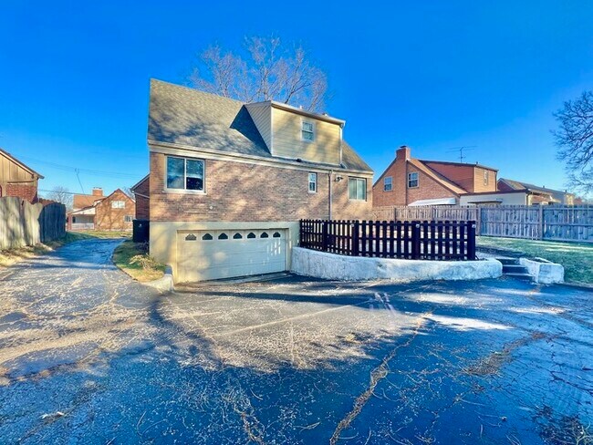 Building Photo - Immaculate large Kennedy Heights Home!