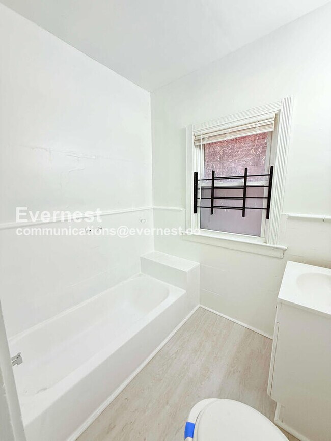 Building Photo - 3 Bed/1 Bath Home with Laundry Hookups / Pet-Friendly / Vouchers Accepted / Available Soon!