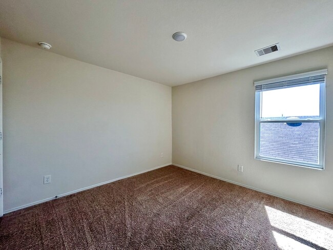 Building Photo - 221 Granary Dr