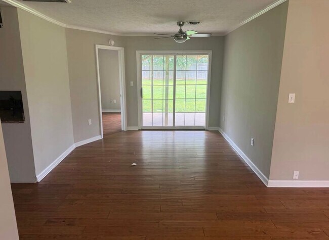 Building Photo - 3 Bedroom 2 Bathroom For Rent