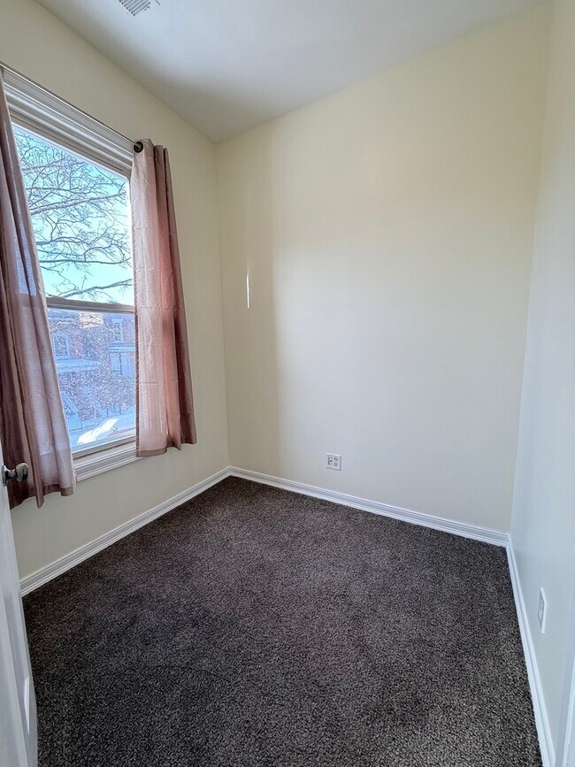 Building Photo - 3643 S Hamilton Ave