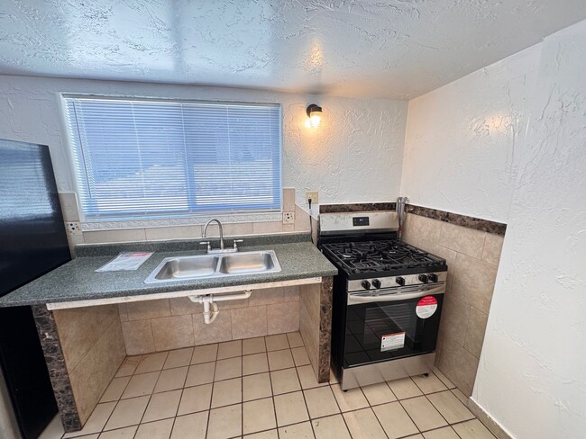 Building Photo - 1335 W Vista Way