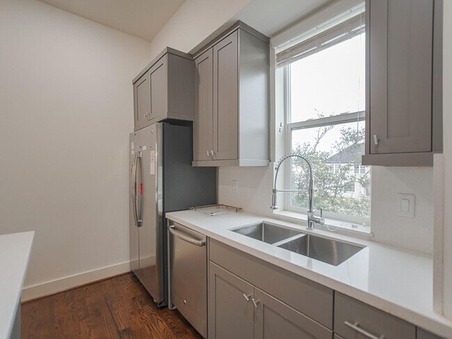 Building Photo - 2004 Rosedale St