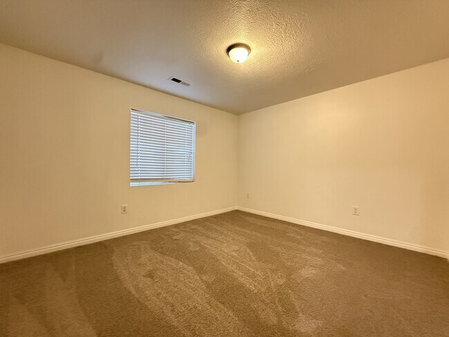 Building Photo - 6248 S High Bluff Dr