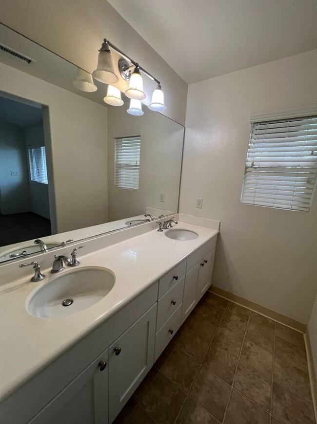 Building Photo - Lovely 3 bedroom 2 bath home in Ka Makana ...