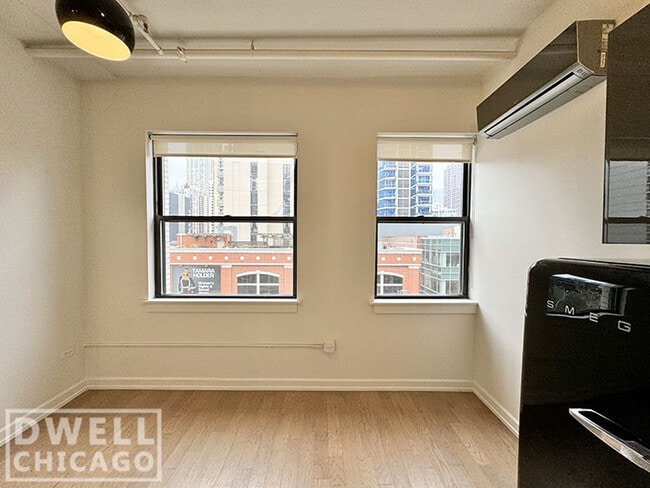 Building Photo - 102 W Chicago Ave