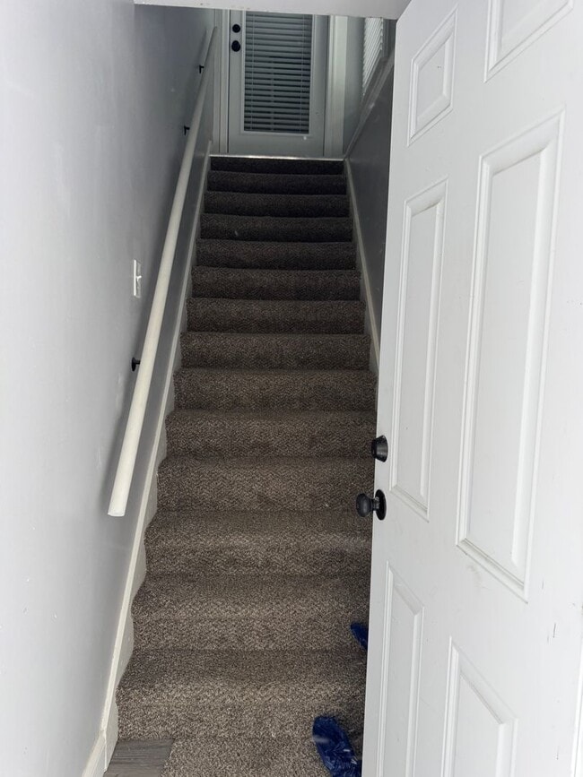 Building Photo - 2nd floor 2 bedroom 1 bath newly remodeled unit