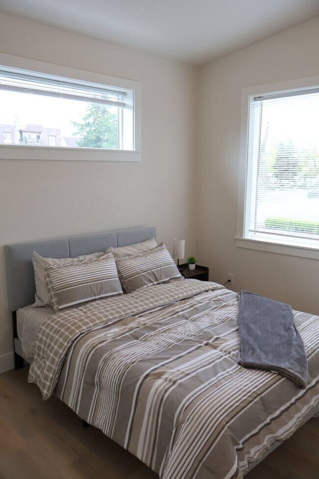 Building Photo - 204 E 35th St