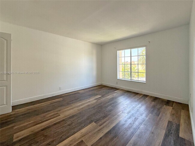 Building Photo - 5231 Geneva Ct