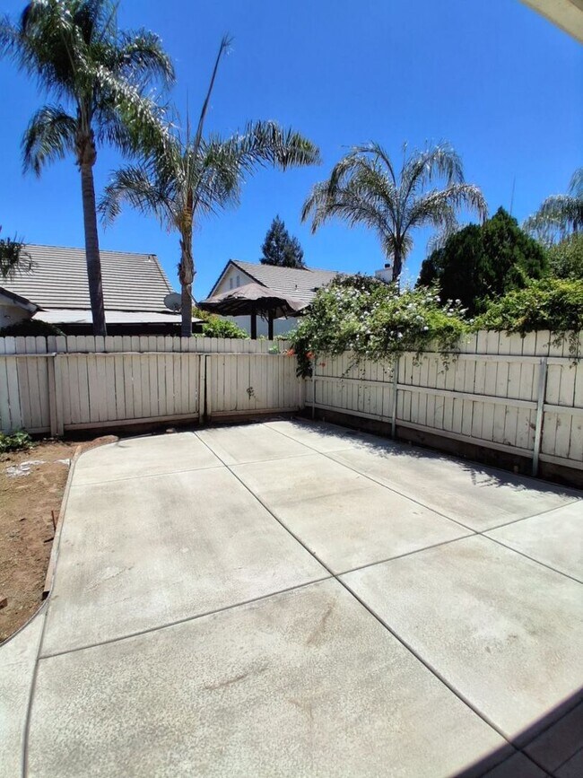Building Photo - 10374 N Sierra Vista Ave