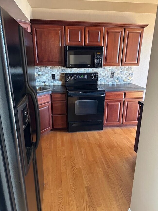 Building Photo - Spacious 1bd/1ba TOP FLOOR CONDO! Availabl...