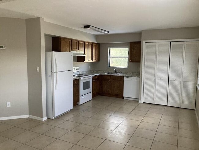 Building Photo - 901 Monroe Ct