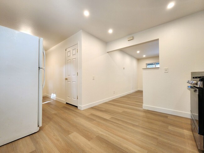 Building Photo - Beautiful Remodeled Duplex in Palo Alto Av...