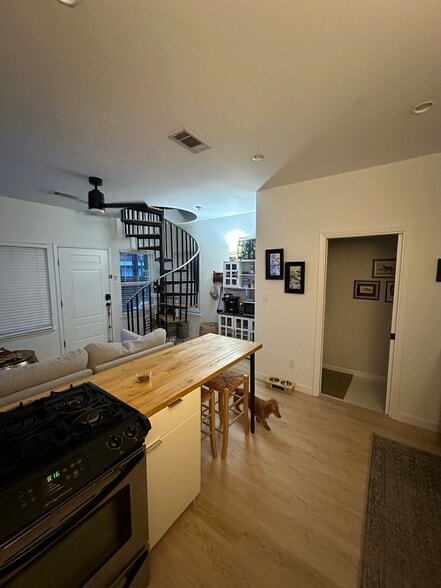 Building Photo - 1902 Haskell St