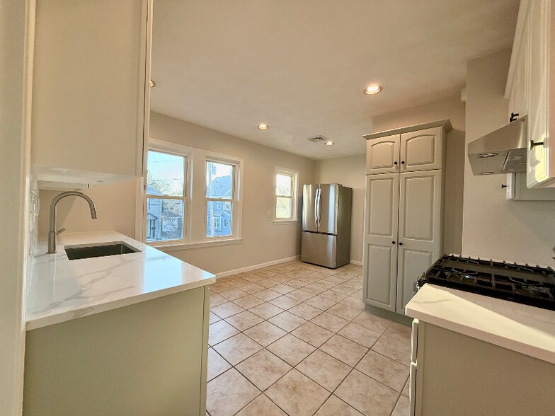 Building Photo - 35-37 Lindale Ave