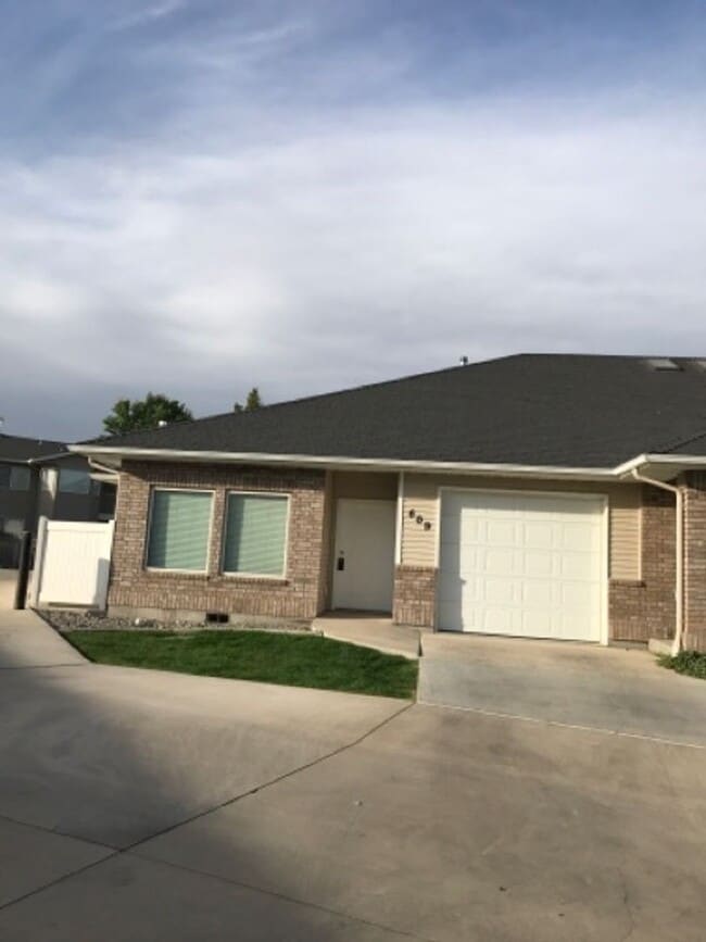 Primary Photo - 609 Windemere Cir