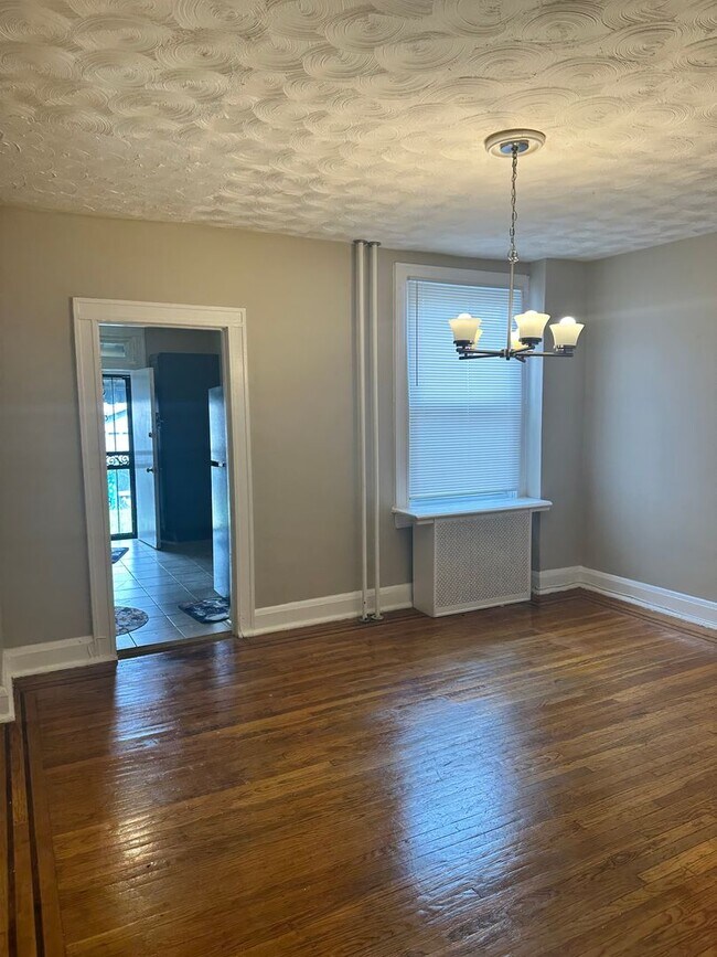 Building Photo - Spacious Rooms! Finished Basement! W/D! Available Now!