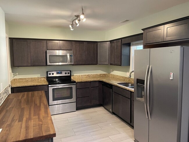 Building Photo - Virginia Beach Gem – 3 Bed, 2.5 Bath with Fenced Yard & Modern Upgrades