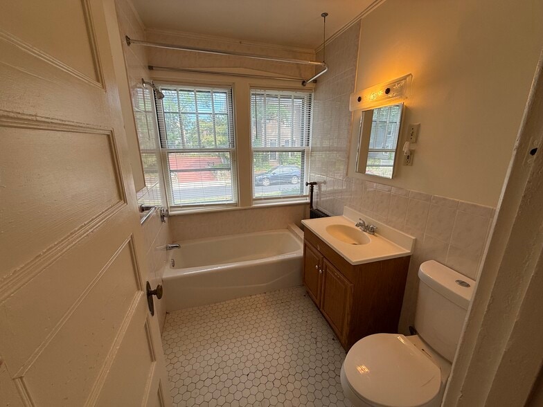Building Photo - 104 Mount Auburn St