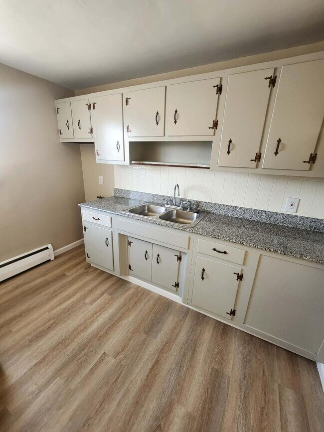 Building Photo - 1654 Abbott Rd