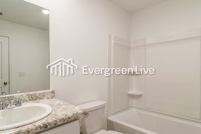 Building Photo - 165 Meadow Dr