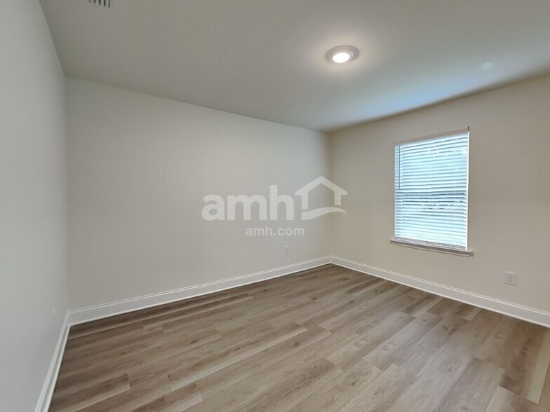 Building Photo - 890 Jubilation St