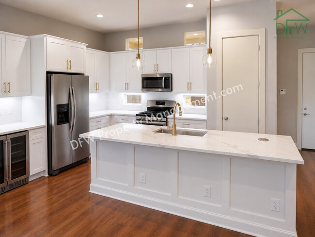 Building Photo - Luxury Renovated Townhome with Rooftop Skyline Views | Walk to Restaurants, Parks & More