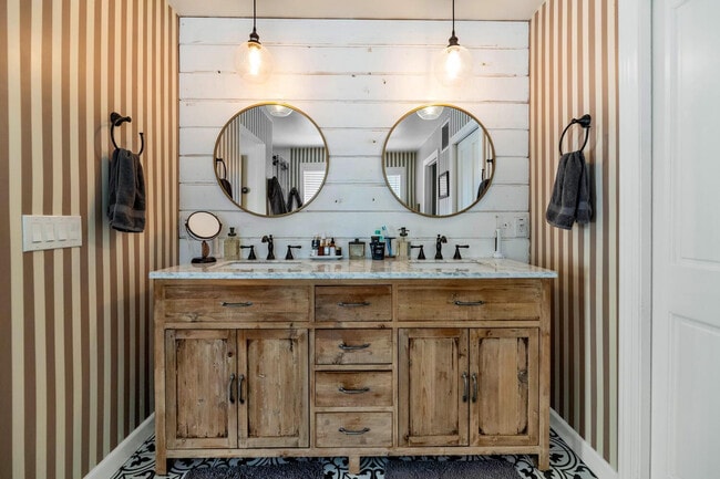 Building Photo - 1021 W Encanto Blvd