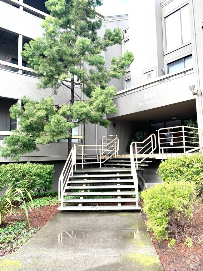 Building Photo - UPSCALE 2 BEDROOM CONDO WITH FIREPLACE, PO...